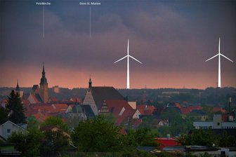 Kosten zwei Windräder bei Freiberg das Erzgebirge den Welterbetitel? - Die Bürgerinitiative Windkraftstammtisch hat diese Fotomontage an das Landesamt für Denkmalpflege und an die Unesco übermittelt. Sie zeige maßstabsgerecht die Beeinträchtigung der Sichtachse von der Reichen Zeche über die Altstadt von Freiberg durch die beiden bei Kleinschirma geplanten Windkraftanlagen.