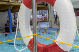 Kostendruck im Erzgebirge: Stadtwerke kürzen Öffnungszeiten in Schwimmhalle und Sauna - Finanziell betrachtet, benötigt die „Atlantis“-Schwimmhalle in Annaberg-Buchholz einen Rettungsring.