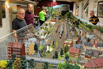 Kostendruck: Modelleisenbahner aus Meerane müssen Ticketpreise erhöhen - Vereinschef Jörg Kießling (rechts) und seine Mitstreiter zeigen am Wochenende eine Modellbahnausstellung in der Annaparkhütte.