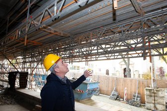 Kostenexplosion bei Sanierung im Rathaus: Neues Archiv entfällt - Im Rathaus-Haupteingang unter dem seit mehr als einem Jahr glaslosen Glaskasten. Projektleiter Axel Markert zeigte am Donnerstag bei einem Ortstermin die Fortschritte und Tücken der Baustelle des Nord-West-Flügels.