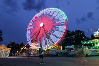 Kostenexplosion bei Tag der Sachsen in Aue: Landes-FDP stellt Fest auf Prüfstand - Einen großen Rummel mit Riesenrad soll es zum Tag der Sachsen im September 2023 auch in Aue geben.