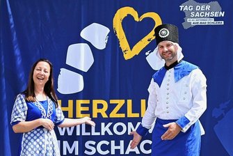 Kostenexplosion bei Tag der Sachsen in Aue: Was bei einer Absage droht - Susann Küchler und Marcus Hoffmann - sie repräsentieren Aue zum Tag der Sachsen als Bademädchen und Blaufarbenwerker. 