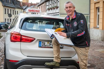 Kostenexplosion beim Führerschein: Fahrlehrer aus Mittelsachsen zweifeln an Sparvorschlägen – und haben eigene Ideen - Falk Behrenz, der mit seinen Fahrschülern zwischen Mittweida und Waldheim unterwegs ist, sieht durch die Reformpläne eher eine Kostenverlagerung.
