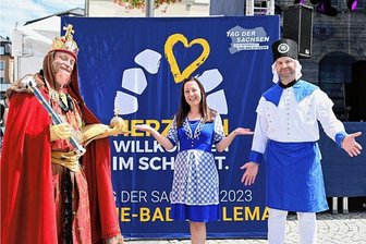 Kostenexplosion: Droht dem Tag der Sachsen in Aue die Absage? - Die Symbolfiguren für den Tag der Sachsen und die 850-Jahr-Feier von Aue: Susann Küchler und Marcus Hoffmann (r.) repräsentieren als Bademädchen und Blaufarbenwerker den Sachsentag, Axel Schlesinger (l.) schlüpft zur 850-Jahr-Feier in die Rolle von Kaiser Barbarossa.