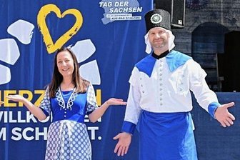 Kostenexplosion: Droht Sachsentag Absage? - Die Symbolfiguren für den Tag der Sachsen und die 850-Jahr-Feier von Aue: Susann Küchler und Marcus Hoffmann (r.) repräsentieren als Bademädchen und Blaufarbenwerker den Sachsentag, Axel Schlesinger (l.) schlüpft zur 850-Jahr-Feier in die Rolle von Kaiser Barbarossa. 