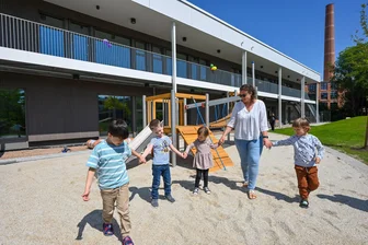 Kostenexplosion: Welche Chemnitzer Bauprojekte am Ende richtig teuer wurden - Der Bau dieser Chemnitzer Vorzeige-Kita unweit des Schloßteichs war vom Pech verfolgt. Noch vor Baubeginn schossen die Preise durch die Decke. Mit knapp zwei Jahren Verspätung und erheblichen Mehrkosten konnte die Kita 2022 endlich öffnen.
