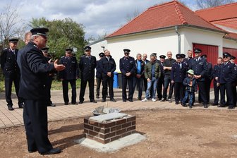 Kostenfaktor Feuerwehr: Braucht die Stadt Crimmitschau zehn Ortswehren? - Am vergangenen Freitag wurde der Grundstein für den Anbau an das Feuerwehrgerätehaus im Ortsteil Frankenhausen gelegt. Ortswehrleiter Uwe Reinhold (vorn) erklärte während seiner Rede vor den Kameraden die Notwendigkeit der Baumaßnahme.