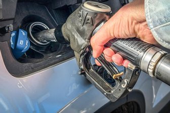 Kostenfalle Dieselpreis: Warum Lebensmittel und Dienstleistungen in Mittelsachsen teurer werden könnten - Teurer Griff zum Zapfhahn: In Mittelsachsen kletterte der Dieselpreis zuletzt auf bis zu 2,21 Euro pro Liter.