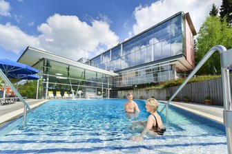 Kostenfrei baden und saunieren im Vogtland: Besonderes Angebot für Geburtstagskinder im Jubiläumsjahr - 30 Grad warm ist das Wasser im Innen- und Außenbecken der Badelandschaft Bad Brambach.