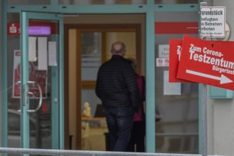 Kostenfreie Coronatests: Wieder mehr Andrang in den Testzentren - Warten auf den Coronatest: In den Teststellen herrscht wieder mehr Andrang. 
