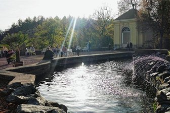 Kostenlos, aber nur bis 14 Uhr: Verwirrung um Schlosspark Lichtenwalde - Goldene Herbsttage kosten im Schlosspark Lichtenwalde zurzeit nichts.  Foto: Andreas Bauer