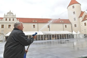 Kostenlos auf die Eisbahn in Freiberg, Vortrag zu Fahrerflucht: Das bringt die Woche in Mittelsachsen - Bald geht es wieder los: Im Schlosshof in Freiberg hat Eismeister Horst Zech bereits das Eis vorbereitet.