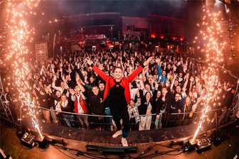 Kostenlos zu „Krach am Bach“ in Hainichen: Blutspende macht es möglich - Auch DJ Noisetime war schon bei „Krach am Bach". Nun gibt es vorab eine Blutspendeaktion.