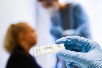 Blick auf einen Corona-Schnelltest in einer Teststation.