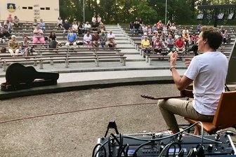 Kostenlose Konzerte: Die Fête de la Musique in Mittweida und Hainichen - Im Vorjahr spielte Knut Kielmann auf der Freilichtbühne in Hainichen.
