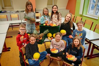 Kostenlose Obstkisten sorgen an Grundschule in Reichenbach für eine Extra-Portion Vitamine - Die Schüler der Dittes-Grundschule erhalten kostenloses Obst und Gemüse.