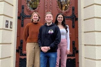 Kostenlose Tampons und Binden in der Schule: In Mittweida macht's ein Sponsor möglich - Kreisschülersprecherin Montaha Al Aidi (r.) erhält an ihrer Schule auch Unterstützung durch Abigail Pumpol und Florian Schindler. 