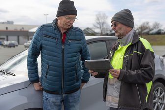 Kostenloser Autocheck im Erzgebirge - Auch Klaus Ullmann (links) aus Annaberg-Buchholz hat sein Auto von Jens Martin überprüfen lassen.