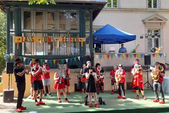 Kostenloser Familienspaß im Schlosspark: Lauterbach feiert Dorf- und Kinderfest - Die Draufgänger-Guggis aus Meerane sorgten schon für Stimmung beim Dorffest.
