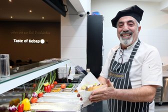 Kostenloser Kebap: Zwickaus bekanntester Grill lädt Bedürftige an Heiligabend ein - „Taste of Kebap“-Inhaber Mehmet Kaplan möchte an Weihnachten etwas Gutes tun – und lädt Bedürftige zu Kebap ein.