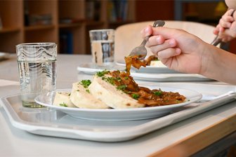 Kostenloses Essen in Schule und Kita: Wie realistisch ist das in Chemnitz? - Mehr als fünf Euro zahlen Eltern derzeit für ein Mittagessen ihrer Kinder in der Schule oder der Kita bezahlen. Deutschlandweit wird über eine Subventionierung durch Bund, Länder oder Kommunen diskutiert. Für Chemnitz liegen nun Kostenschätzungen vor.