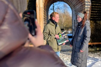 Kostenloses Wanderkino kehrt nach Oelsnitz zurück – Weitere Stationen im Erzgebirge geplant - Anja Baumgärtel spricht mit Bürgermeister Thomas Lein über die Neuauflage von „Moviequidi“ in Oelsnitz.