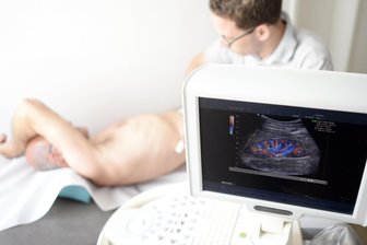 Kostenpflichtige Früherkennung von Harn- und Nierenkrebs als überflüssig bewertet - Ultraschall einer Niere: Die Krankenkasse zahlt die Untersuchung nur bei einem Verdacht auf eine Erkrankung.