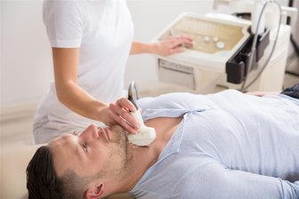 Kostenpflichtige Schilddrüsen-Vorsorge als überflüssig bewertet - Als Vorsorge kostenpflichtig: Schilddrüsen-Check per Ultraschall.