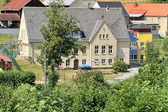 Kostenschock für Eltern im Vogtland: Kinderbetreuung könnte hier bald 80 Prozent mehr kosten - Die Kindertagesstätte Villa Kunterbunt in Triebel. Eine Erhöhung der Elternbeiträge für die Kinderbetreuung um 80 Prozent steht zur Diskussion.