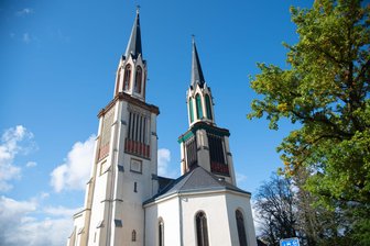Kostenschock im Vogtland: Sanierung der Oelsnitzer Kirchtürme kostet 4,6 Millionen Euro - Die Jakobikirche in Oelsnitz ist eines der Wahrzeichen der Stadt Oelsnitz. Beiden Kirchtürme sollen saniert werden.