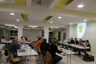 Kostensteigerungen: Pausa muss beim Schulsanierungsprojekt Abstriche machen - Stadtratsitzung im neuen Anbau der Schule Pausa.