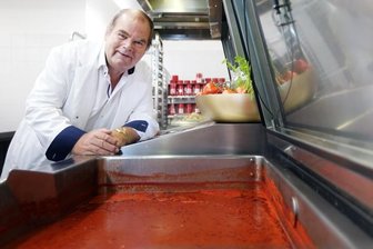 Kostet das Essen in Rochlitzer und Mittweidaer Schulen bald mehr? - Wilfried Hänchen ist Chef der Unternehmensgruppe Hänchen, die täglich rund 20.000 Mittagessen ausliefert. Der Rochlitzer sagt: Der jetzige Preis pro Speise ist nicht zu halten. 