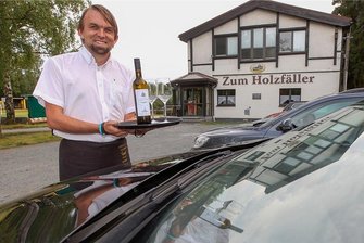 Kostet das Schnitzel bald überall 15 Euro? - Viele Wirte blicken kämpferisch in die Zukunft, sagt Enrico Todt. Auch er lässt sich nicht unterkriegen und serviert gern einen guten Tropfen. Seine Hausmarke ist der "Lumberjack" - im Englischen heißt das Holzfäller. 