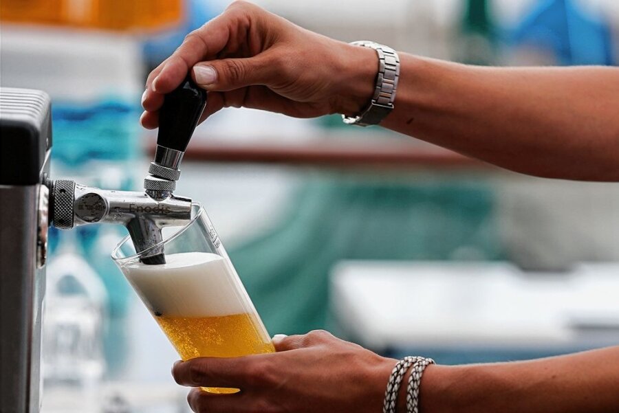 Kostet der halbe Liter Bier in der Kneipe bald 7,50 Euro? - Die Brauereien haben mit enormen Kostensteigerungen zu kämpfen. Das Frischgezapfte könnte deshalb bald zum Luxus werden. 