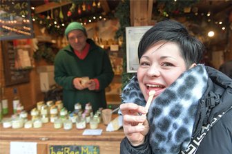 Kostprobe gefällig? Imker aus Hetzdorf stellt seine Produkte auf Christmarkt in Freiberg vor - Romy Wießner aus Hetzdorf beim Honig-Kosten am Verkaufsstand von Thorsten Aurich auf dem Christmarkt in Freiberg.