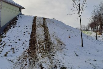 Kostspieliger Umweltfrevel im Erzgebirge: Wasserwerke kämpfen gegen Vandalismus in Trinkwasser-Schutzzonen - Quad-Spuren am Hochbehälter. Das sind Bereiche, die als illegale Cross-Strecken genutzt werden.