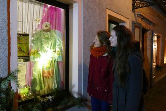 Kostüme im Schaufenster: Das etwas andere Zschopauer Weihnachtsmärchen - Im Bann des Froschkönigs: Maja Ulrich (links) und Christiane Langer schauen sich eines der drei märchenhaft geschmückten Schaufenster an.