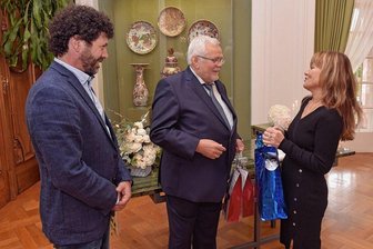 Kostüme und "Jaworte" um Mitternacht: Standesbeamter von Lichtenwalde blickt auf über 300 Trauungen zurück - Nach 21 Jahren hängt Dietmar Hohm (Mitte) die Aufgabe als Standesbeamter an den Nagel. Sein Bürgermeister-Nachfolger Raik Schubert bedankt sich mit Beatrice Schellenberger als Leiterin des Standesamtes Niederwiesa. 
