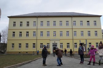 Kot auf Schulhof: Warum Adorf eine Hunde-Toilette ablehnt - Auf dem Hof der Grundschule Adorf lag Hundekot - Kinder trugen ihn mit Schuhen ins Haus.