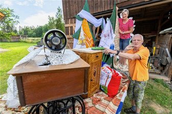Kottengrün feiert große Sause mit Festumzug - Armin Schmidt und Annegret Schulz bereiten für die 700-Jahr-Feier den Themenwagen zur Kottengrüner Textil-Industrie vor.