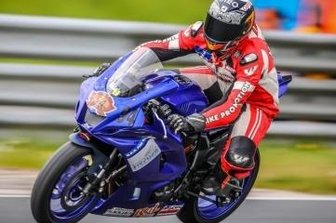 Kottengrüner führt Tabelle an - Pascal Lenz gibt der Yamaha-R7 hier die Sporen. 
