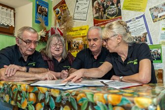 Kottengrüner Trämpele: Szenen aus dem Eheleben zünden immer - Beim Brüten über neue Sketche hocken se alle auf’m Trämpele: Gert Badstübner, Hella Schaller, Andreas Poller und Antje Poller (von links).