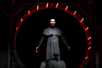 „Krabat“ als Opern-Uraufführung in Sachsen: Erlösungskitsch am Weihnachtsbaum - Peter Fabig als Schwarzmüller in der neuen Familienoper „Krabat“ von Marius Felix Lange am Hauptmann-Theater in Görlitz.