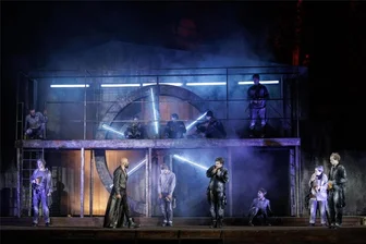 „Krabat“ im Erzgebirge: Otfried Preußlers bekannter Roman feiert an den Greifensteinen gelungene Premiere - Otfried Preußlers „Krabat“ hat am Samstagabend auf der Freilichtbühne an den Greifensteinen seine Premiere erlebt. Das Herzstück der Ausstattung von Ana Tasic: die schwarze Mühle mit dem fast vier Meter großen Mühlrad. In der Mühle hält der Meister die Mühlknappen fest in seinem Bann.