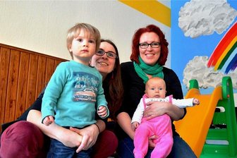 Krabbelgruppe beendet Pause - Sie gehörten einst zu den Initiatoren des Glühwürmchentreffs: Mama Lisett mit ihrem Emil und Mama Sandra mit der kleinen Amanda.