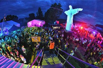 "Krach am Bach" 2023: Die größte Jugendfete in Mittelsachsen startet digital in den Vorverkauf - Der "Krach am Bach" wird seit 20 Jahren auf dem Gelände des Jugendclubs Berthelsdorf in Hainichen gefeiert. 2019 war die sechs Meter hohe Christus-Statue passend zum Motto "Rio" der Hingucker.