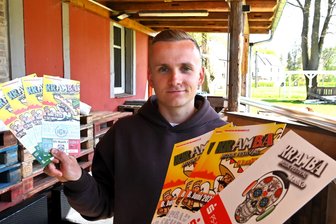 „Krach am Bach“ in Hainichen gibt es nicht mehr: Jugendclub lädt nun zu „Kramba“ ein - Erik Militzer, Chef des Jugendclubs Berthelsdorf, zeigt die aufwändigen Eintrittskarten für das neue „Kramba“-Festival.