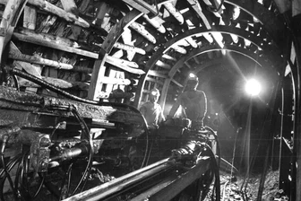 Krach, Bumm, Krach, Bumm: So ähnlich soll die Wismut auf der Opernbühne klingen - 1990 hatte moderne Technik in die Wismut-Schächte Einzug gehalten. Der Beginn des Uranbergbaus im Erzgebirge galt als wild und entbehrungsreich – und wird ab September auf der Opernbühne thematisiert.