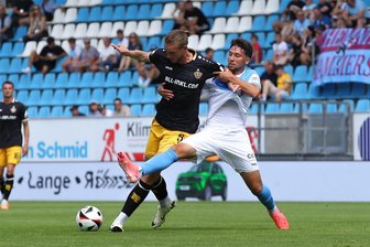 Kracher im Sachsenpokal: Chemnitzer FC empfängt Dynamo Dresden - Am 20. Juli standen sich der CFC und Dynamo Dresden bereits in einem Testspiel zur offiziellen Stadioneröffnung gegenüber. Die Chemnitzer um den aktuell verletzten Neuzugang Tom Baumgart (rechts, hier gegen Vinko Sapina) gewannen damals mit 1:0.