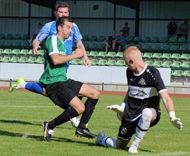 Kracher oben und unten in der Tabelle - Dustin Dick (grünes Trikot) empfängt mit seiner SpVgg Grünbach-Falkenstein zum Spitzenspiel den Leubnitzer SV. Dabei will der Spitzenreiter natürlich seine Position festigen. 